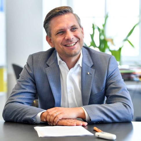 Wolfgang_Hattmannsdorfer_Landesgeschäf-696x487.jpg