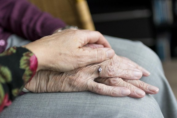 hands-gf740dec43_1920.jpg